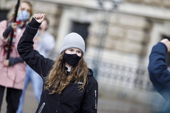 Fridays For Future-Kundgebung Verkehrswende statt Weltende Am 15.05.2020 demonstrierten rund 50 Aktivist*innen von Fridays For Future in Hamburg auf dem Rathausmarkt und zeigten mit Schldern an ihren  ...