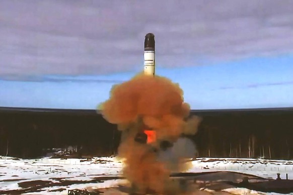 News Themen der Woche KW16 ARKHANGELSK REGION, RUSSIA - APRIL 20, 2022: An RS-28 Sarmat intercontinental ballistic missile blasts off during a test launch from the Plesetsk Cosmodrome. The successful  ...