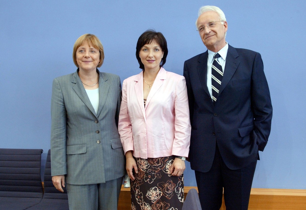 Edmund Stoiber, CSU, Kanzlerkandidat der Union und Ministerpraesident von Bayern, Katherina Reiche (M), CDU, Mitglied im Kompetenzteam von Stoiber fuer die Bereiche Familie, Jugend, Frauen, und die CD ...