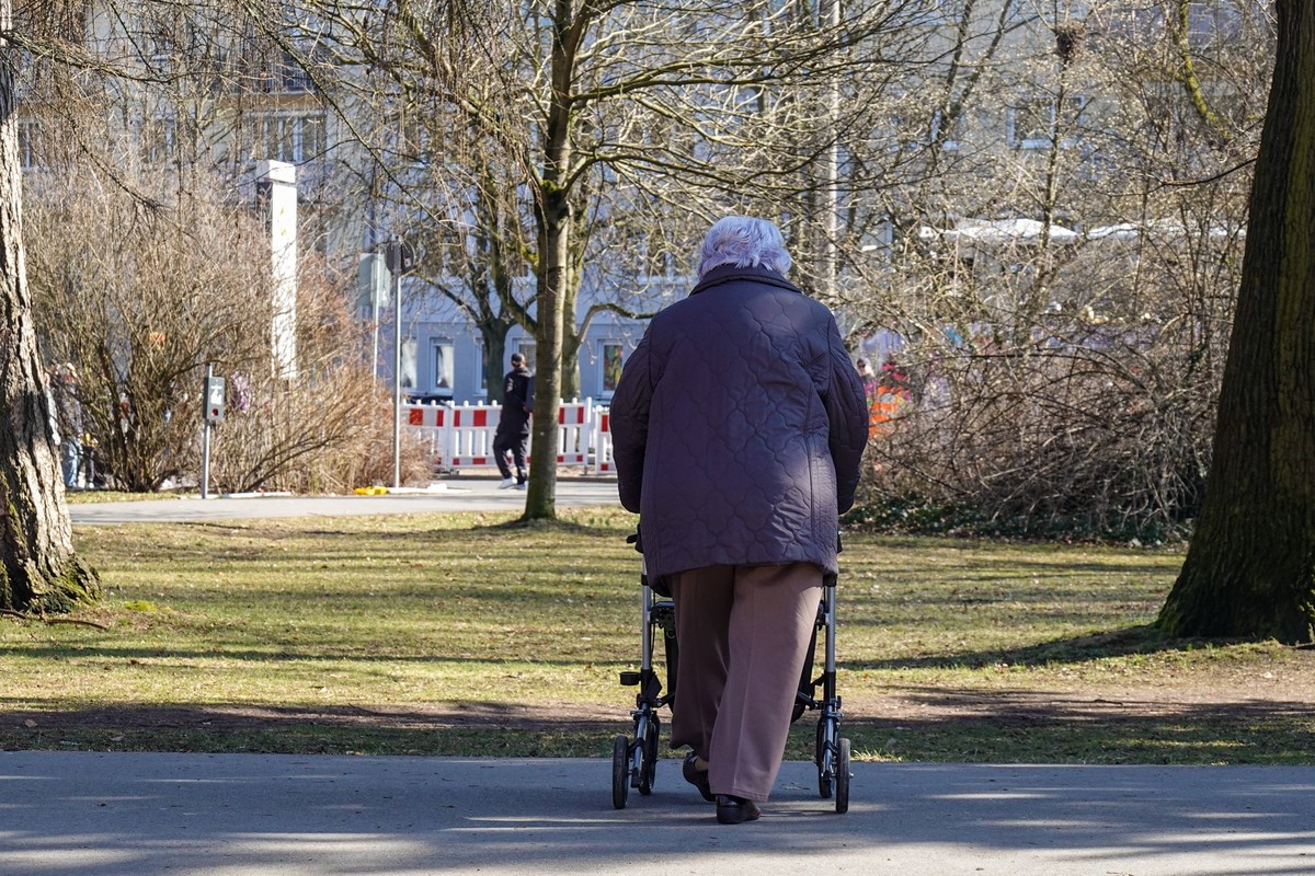 Senior Citizen With Walker An elderly lady walks through a park with her walker in Nuremberg, Middle Franconia, Germany, on March 2, 2025. Nuremberg Germany PUBLICATIONxNOTxINxFRA Copyright: xMichaelx ...
