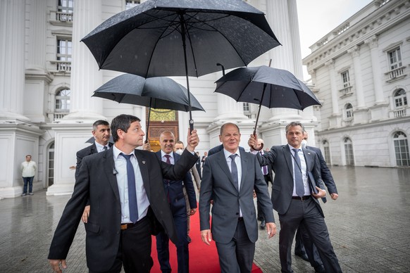 dpatopbilder - 11.06.2022, Nordmazedonien, Skopje: Bundeskanzler Olaf Scholz (M, SPD), wird von Sicherheitspersonal und Protokollchef Felix Schwarz (r) vor Dimitar Kovacevski, Ministerpr�sident von No ...