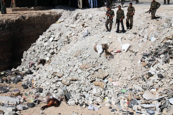 Bildnummer: 58309696 Datum: 04.08.2012 Copyright: imago/Xinhua
(120804) -- DAMASCUS, Aug 4, 2012 (Xinhua) -- Soldiers stand beside bodies of victims in a mass grave in the Damascus suburb of Yalda, on ...