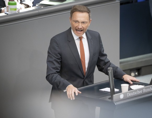 19. Sitzung 20. Deutscher Bundestag am 27.02.2022 Sondersitzung zum Krieg in der Ukraine - Finanzminister Christian Lindner w�hrend seiner Rede19. Sitzung 20. Deutscher Bundestag am 27.02.2022 Sonders ...