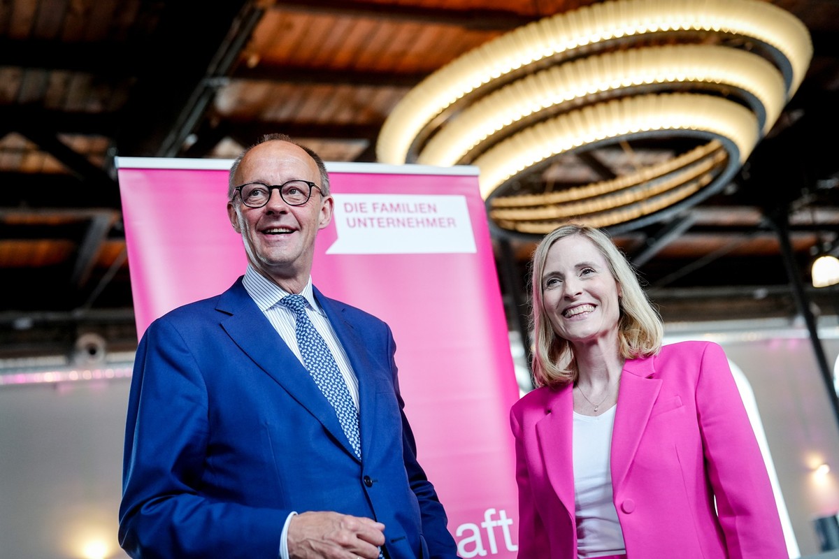 06.06.2025, Berlin: Bundeskanzler Friedrich Merz (CDU) wird nach seiner Rückkehr aus Washington DC bei der Veranstaltung Die Familienunternehmer-Tage 2025 von Marie-Christine Ostermann, Präsidenten de ...