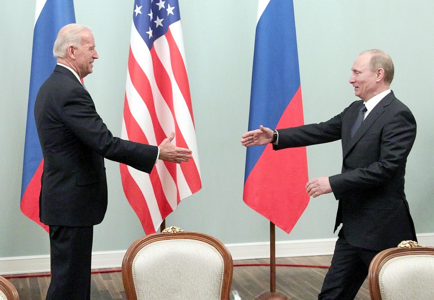 ARCHIV - 10.03.2011, Russland, Moskau: Joe Biden (l), damaliger Vizepr