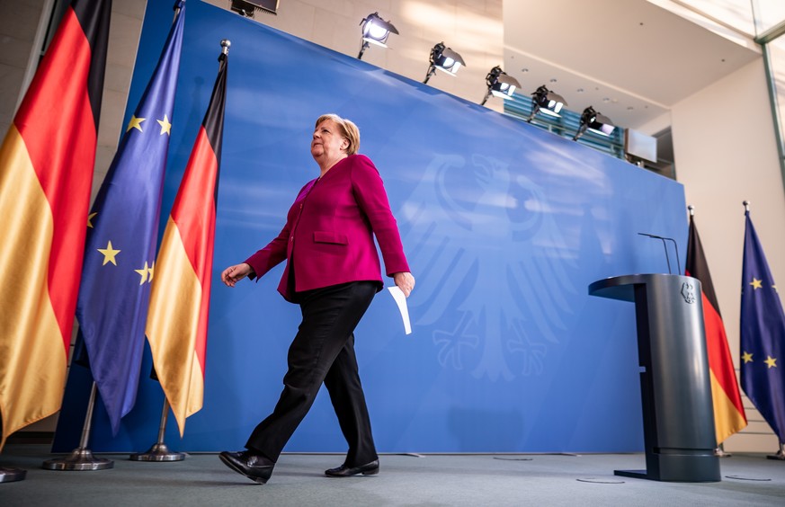 23.04.2020, Berlin: Bundeskanzlerin Angela Merkel (CDU), geht nach einer Pressekonferenz nach der Videokonferenz des Europäischen Rats. Foto: Michael Kappeler/dpa-Pool/dpa | Verwendung weltweit