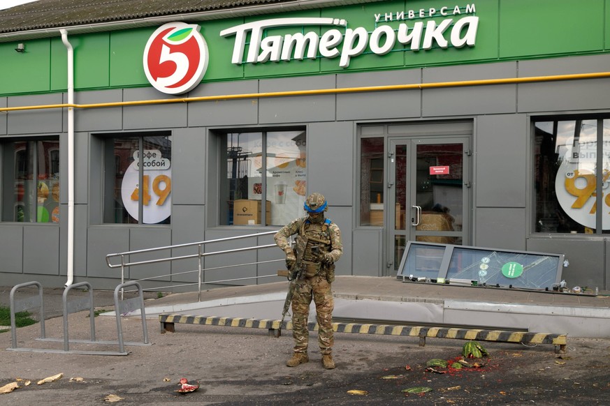 SUDZHA, RUSSIA - AUGUST 16, 2024 - A Ukrainian serviceman stands outside a supermarket damaged by hostilities, Sudzha, Kursk Oblast, Russia. Sudzha PUBLICATIONxNOTxINxRUS Copyright: xKIRILLxCHUBOTINx