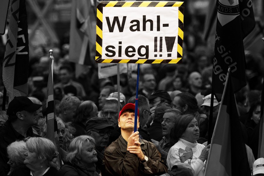 , Kundgebung von Pegida am Montag (25.09.2017) auf dem Neumarkt in Dresden. *** Rally from Pegida at Monday 25 09 2017 on the Neumarkt in Dresden RM001