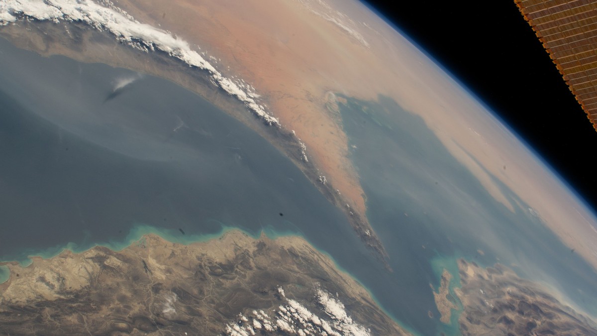 HANDOUT - 18.08.2022, ---, Straße von Hormus: Die von der Nasa erstellte Satellitenaufnahme zeigt die Straße von Hormus, die den Golf von Oman (l) mit dem Persischen Golf (r) verbindet. Die Wasserstra ...