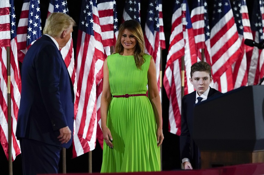 Donald Trump mit seiner Ehefrau Melania und dem sichtlich gelangweilten Sohn Barron. 