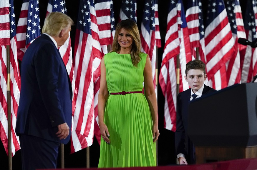 28.08.2020, USA, Washington: Donald Trump, Präsident der USA, Melania Trump, First Lady der USA, und Barron Trump stehen auf dem Südrasen des Weißen Hauses zum Abschluss der viertägigen Parteitages de ...